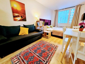 PRAGUE TERRACE VIEW HOTEL-STYLE APARTMENTS, 20 mins to Centre, Gym, Reception, Free Parking, Roof Terrace & Game Room